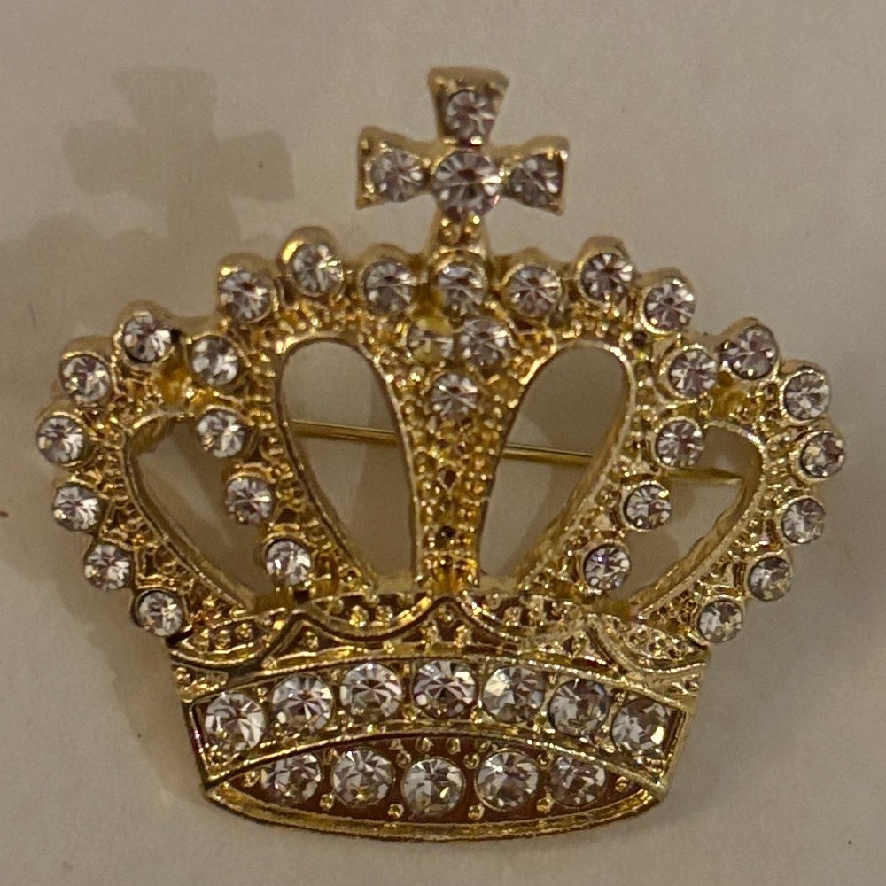 GOLD TONED CROWN BROOCH WITH RHINESTONES 1.5” IN SIZE NO BRAND REGAL AND GRAND